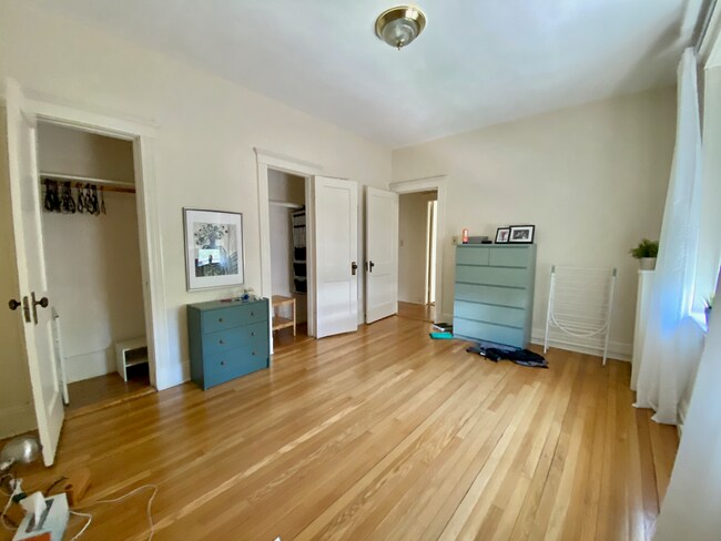 18 Alton Pl, Unit 3 in Brookline, MA - Building Photo - Building Photo