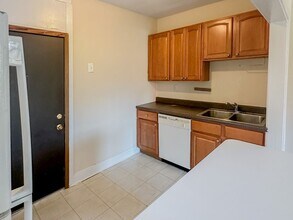 613 W Melrose St, Unit A2 in Chicago, IL - Building Photo - Building Photo