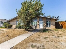 1735 R Avenue in Plano, TX - Building Photo