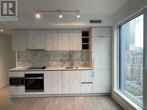 8 Wellesley St W in Toronto, ON - Building Photo - Building Photo