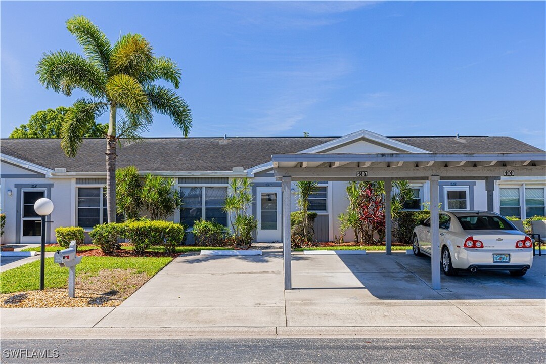 6807 Sandtrap Dr in Ft. Myers, FL - Foto de edificio