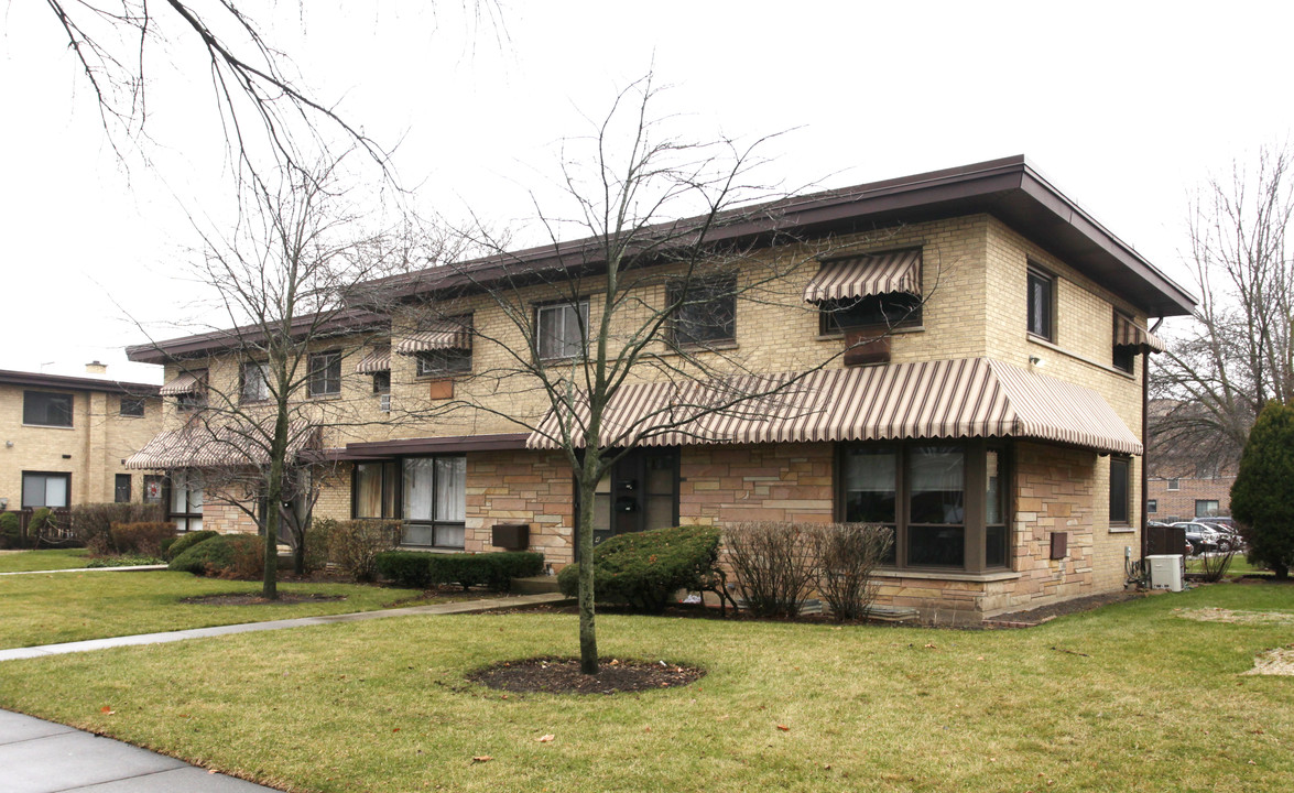 920-926 N Wheeling Rd in Mount Prospect, IL - Building Photo