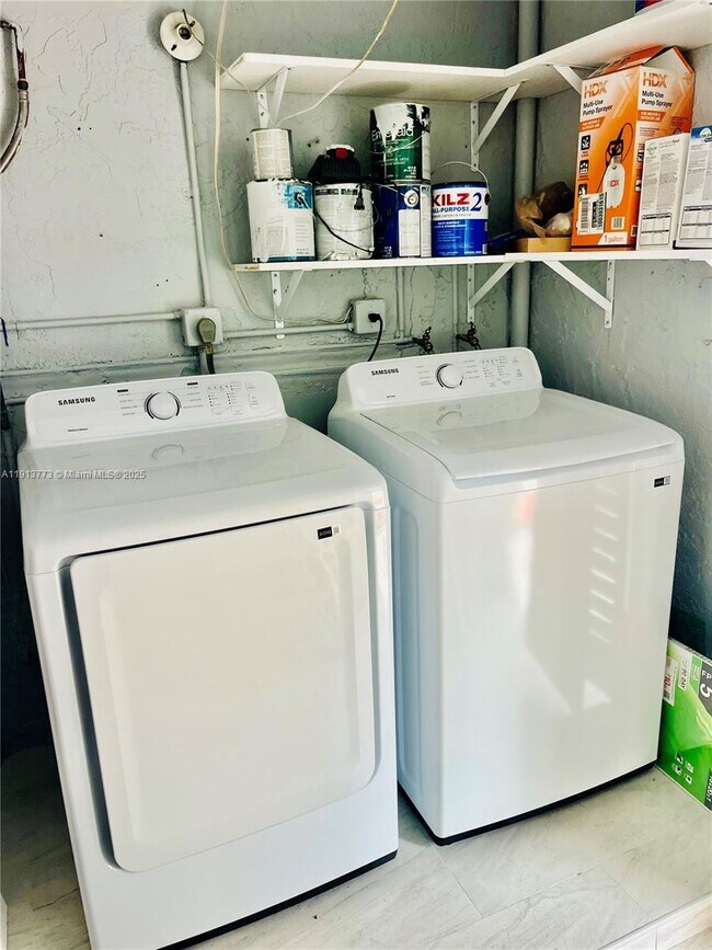 1070 W 43rd Pl in Hialeah, FL - Building Photo - Building Photo