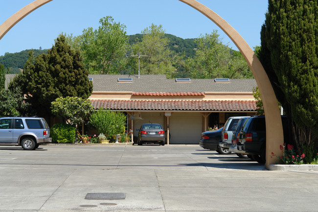 256 W Napa St in Sonoma, CA - Foto de edificio - Building Photo