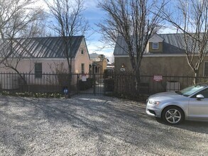 718 Mountain Rd NW, Unit B in Albuquerque, NM - Foto de edificio - Building Photo