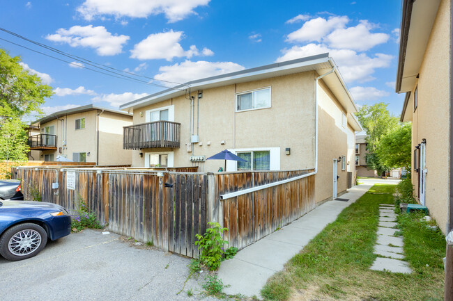 6223 Bowness Rd NW in Calgary, AB - Building Photo - Building Photo