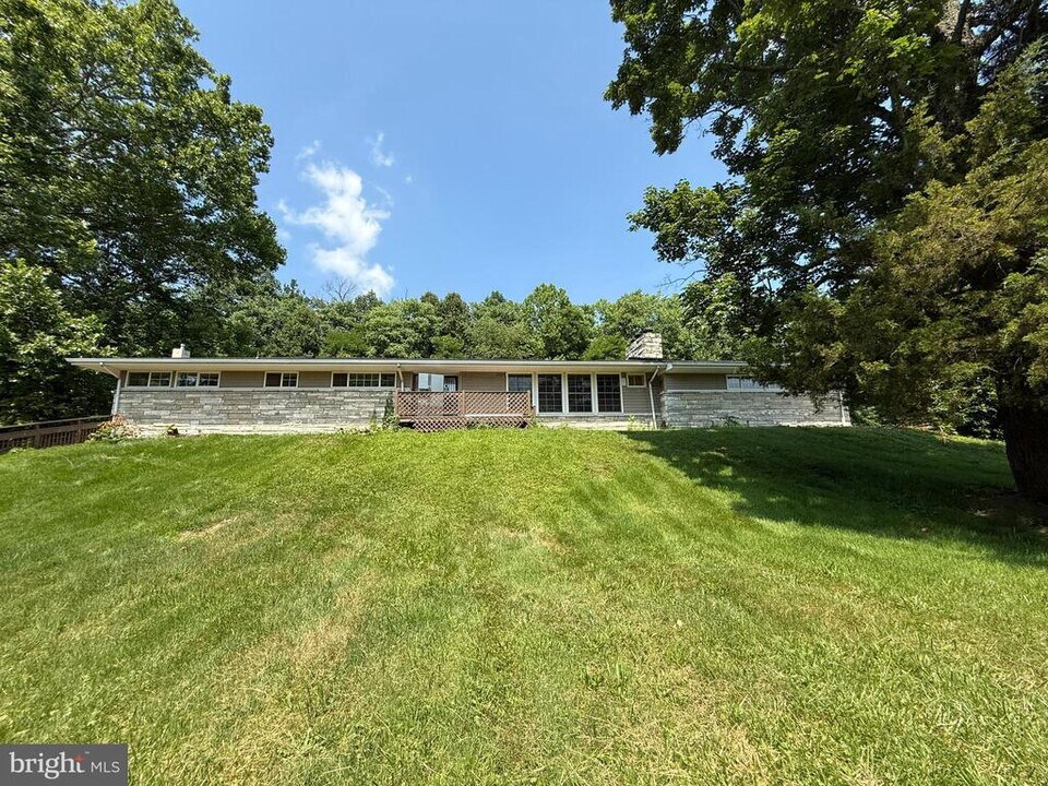 7697 Hedgesville Rd in Hedgesville, WV - Building Photo