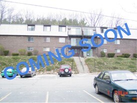 2 Pembroke Dr in Derry, NH - Building Photo