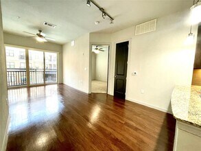 2525 McCue Rd in Houston, TX - Building Photo - Building Photo