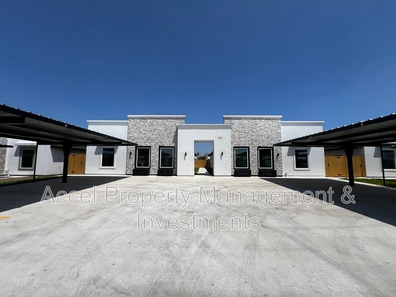 2011 Selena St in Mission, TX - Building Photo