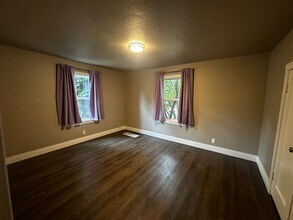 412 W Umpqua St in Roseburg, OR - Building Photo - Building Photo