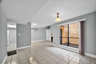 11411 Harwin Dr. in Houston, TX - Foto de edificio - Building Photo