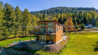 925 Comeback Bay Ln in Sagle, ID - Building Photo