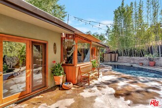 15511 Woodcrest Dr in Los Angeles, CA - Building Photo - Building Photo