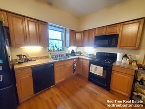 72 Marshall St, Unit 1 in Medford, MA - Foto de edificio - Building Photo