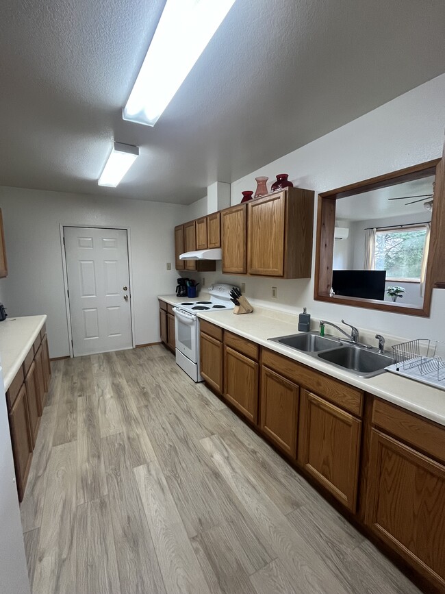 5711 S Tongass Hwy Unit B in Ketchikan, AK - Foto de edificio - Building Photo