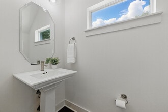 2710 Halcyon Dr, Unit 24 in Austin, TX - Foto de edificio - Building Photo