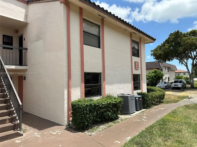 855 NE 209th St in North Miami Beach, FL - Building Photo - Building Photo