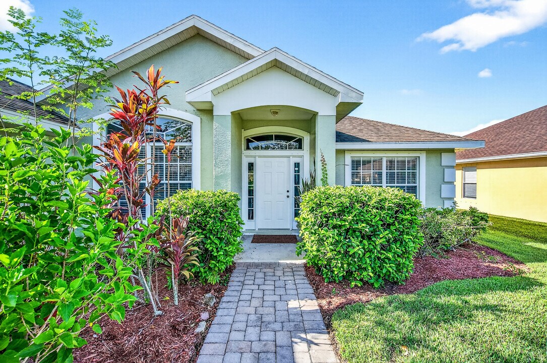 520 N Valencia Cir SW in Vero Beach, FL - Building Photo