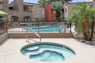 Glen Oaks Apartments in Glendale, AZ - Building Photo - Building Photo