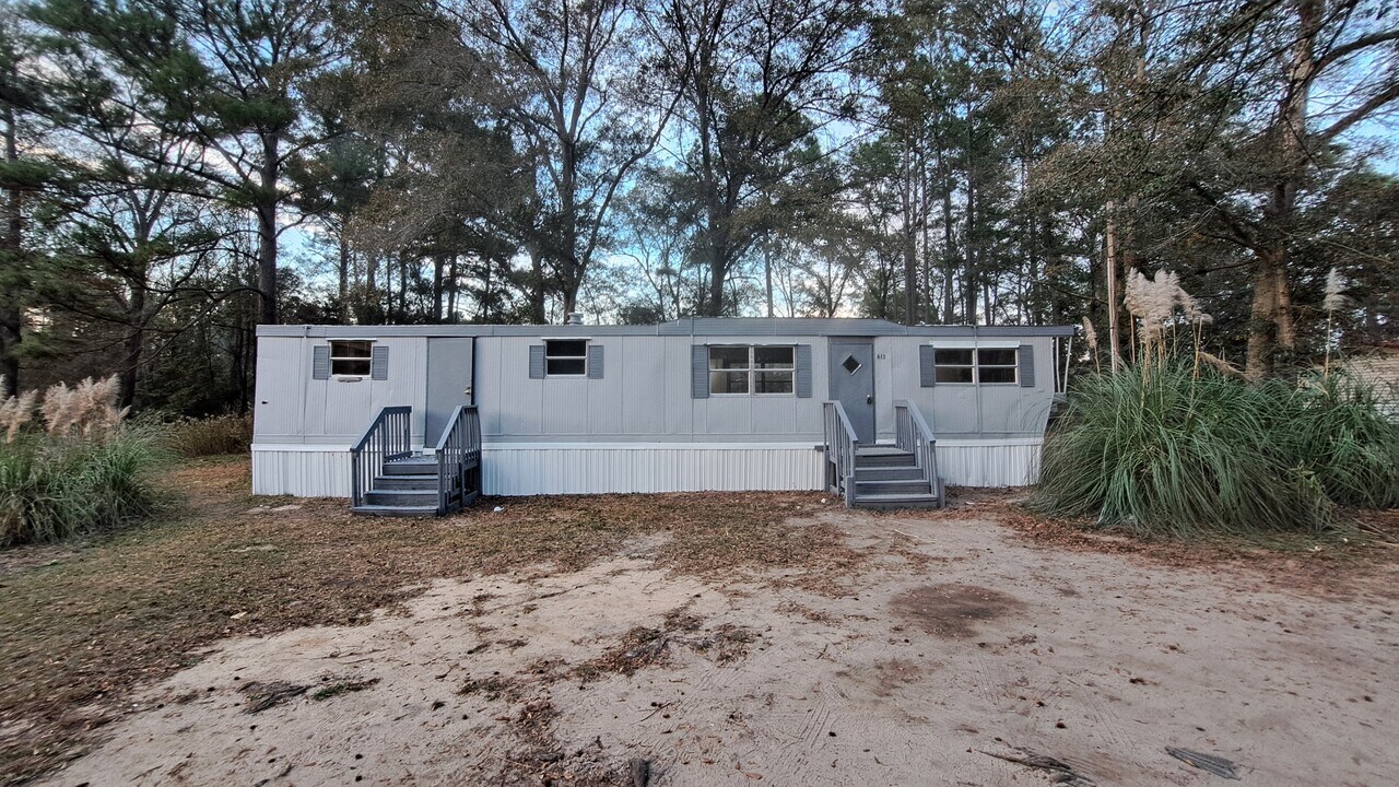 613 4th St in Walterboro, SC - Building Photo