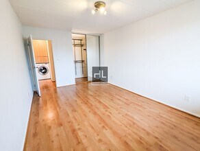 30 ROAD, Unit 5E in Queens, NY - Building Photo - Building Photo