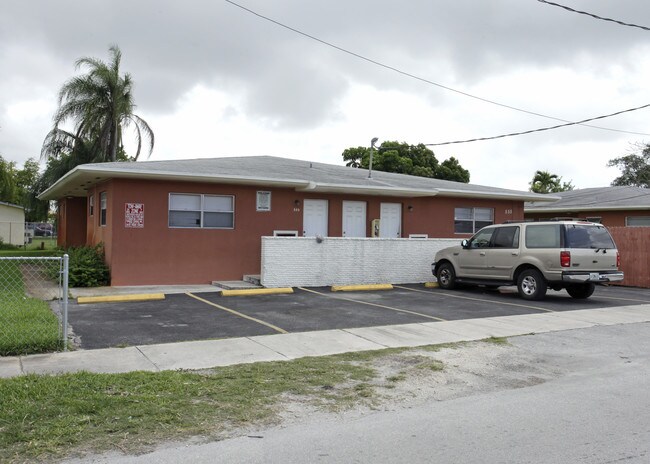 555-565 NE 149th St in Miami, FL - Building Photo - Building Photo