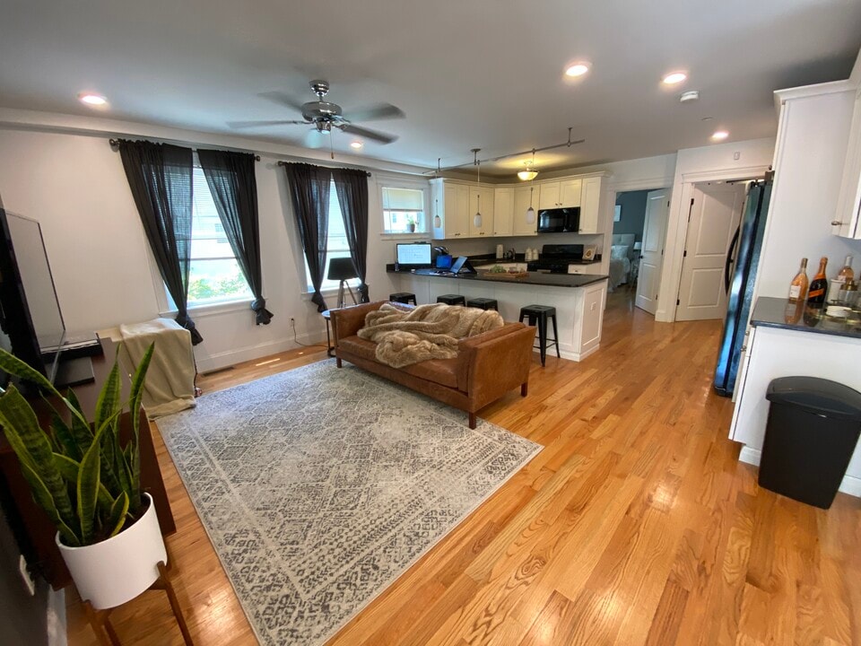 12 Fern St, Unit 1 in Boston, MA - Foto de edificio