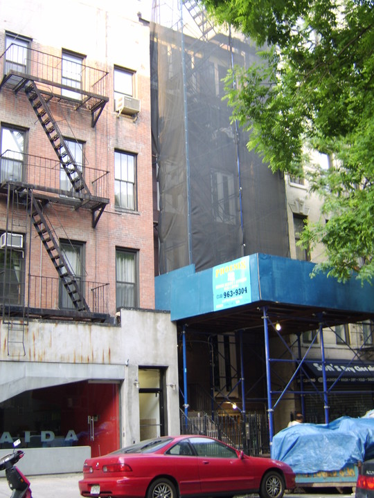 211 E 76th St in New York, NY - Building Photo