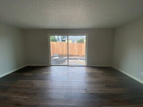 4351-4351 NE 82nd Ave in Portland, OR - Building Photo - Building Photo