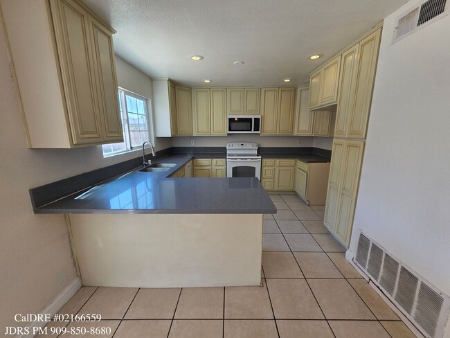 969 S Sage Ave in Rialto, CA - Foto de edificio - Building Photo