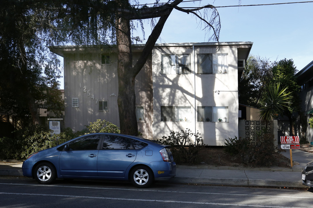 Chandler Boulevard Apartments in North Hollywood, CA - Building Photo