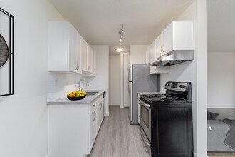 Greentree Village in Edmonton, AB - Building Photo - Building Photo
