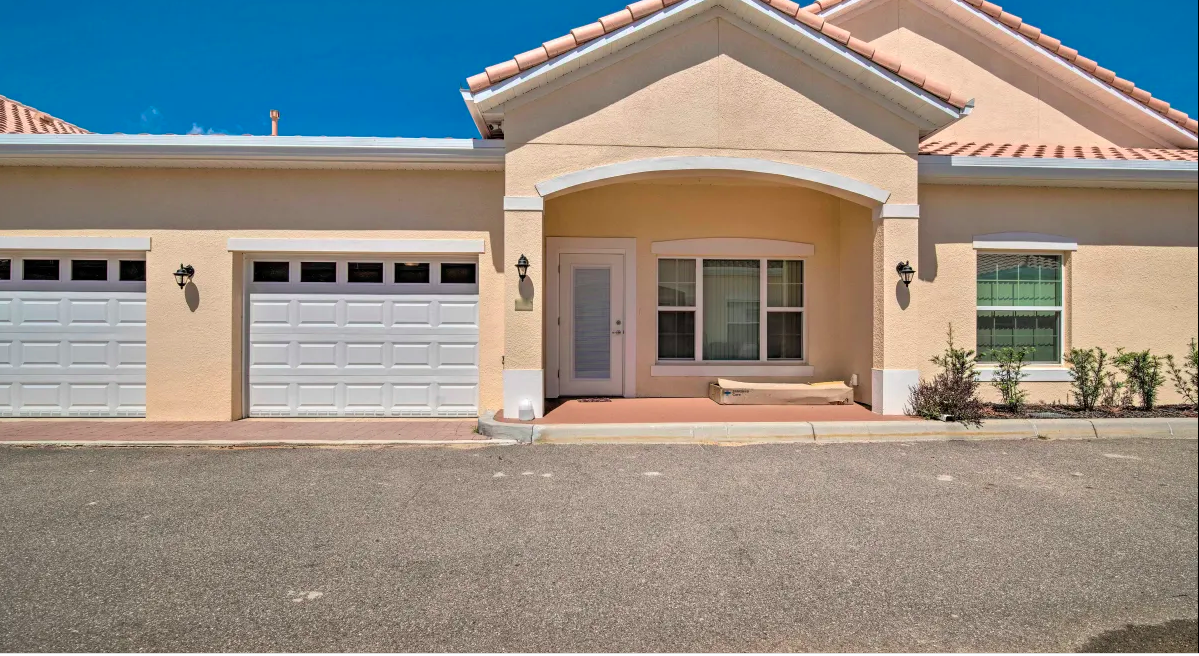 2805 Shantiniketan Blvd in Tavares, FL - Building Photo