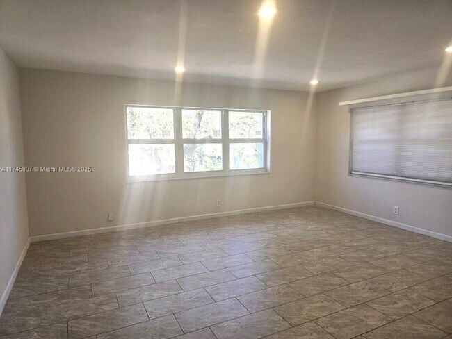 1958 Monroe St, Unit 210 in Hollywood, FL - Foto de edificio - Building Photo