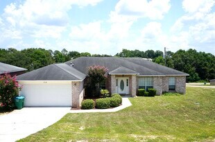 218 Trish Dr in Crestview, FL - Building Photo