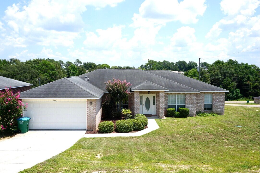 218 Trish Dr in Crestview, FL - Building Photo