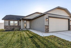 6102 Crown Crest Ave in Yakima, WA - Building Photo