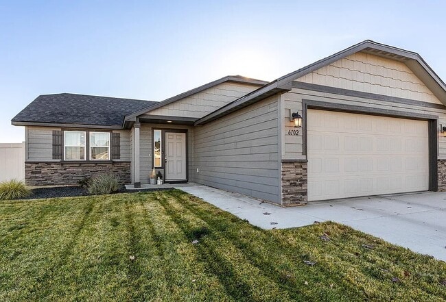 6102 Crown Crest Ave