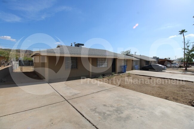 property at 915 W Piedmont Rd