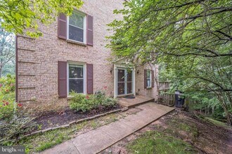 6285 Rathlin Dr in Springfield, VA - Building Photo - Building Photo