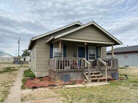 615 E 5th St, Unit A in Hays, KS - Building Photo