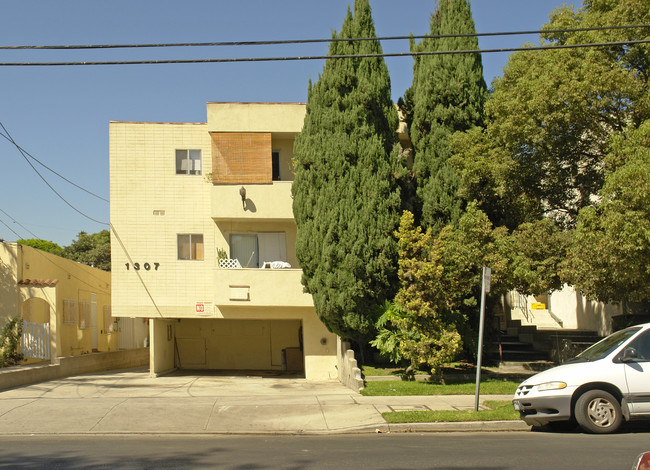 1307 N Fuller Ave in Los Angeles, CA - Building Photo - Building Photo