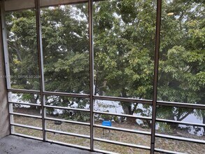 20520 NW 15th Ave in Miami, FL - Foto de edificio - Building Photo