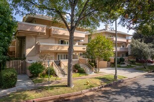 120-130 N Mentor Ave in Pasadena, CA - Building Photo