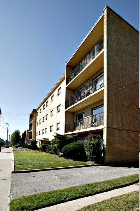 990 Avenue Rd in Toronto, ON - Building Photo