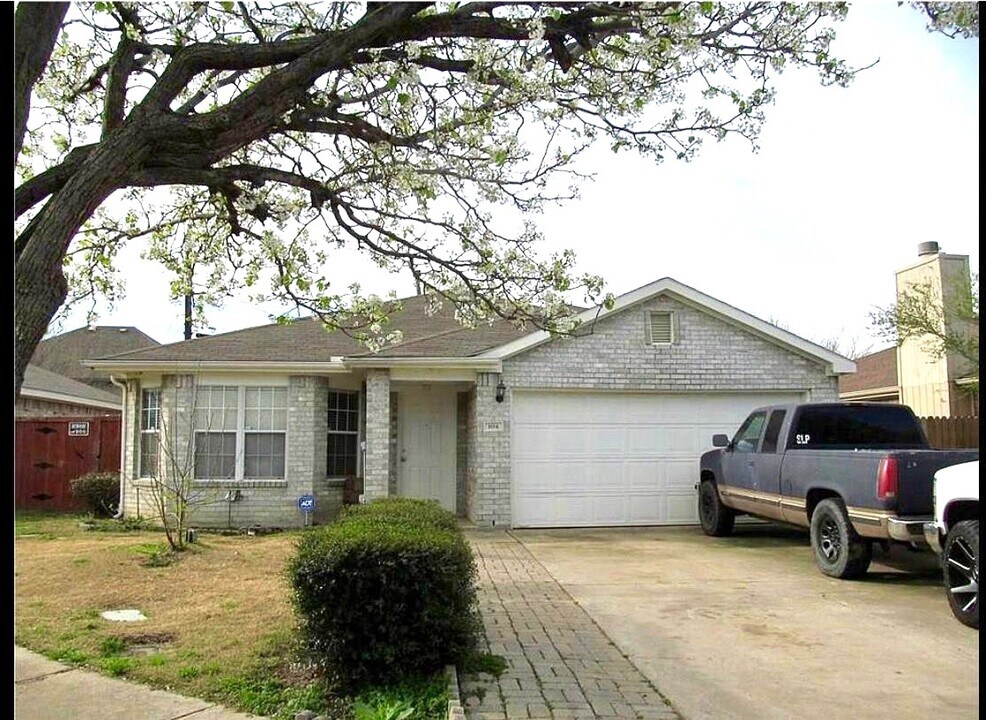 104 Tarango Ln in Irving, TX - Building Photo