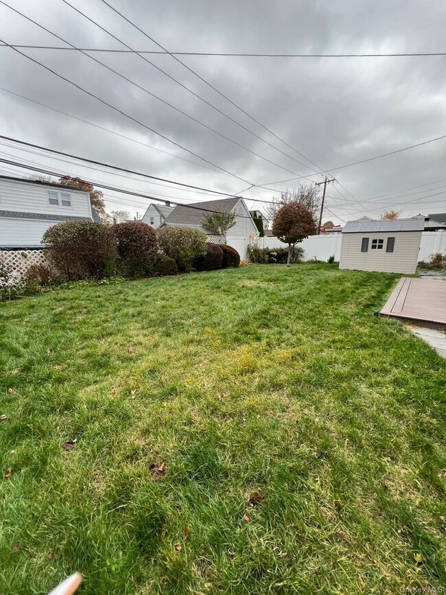 135 Sunrise Ln in Levittown, NY - Foto de edificio - Building Photo