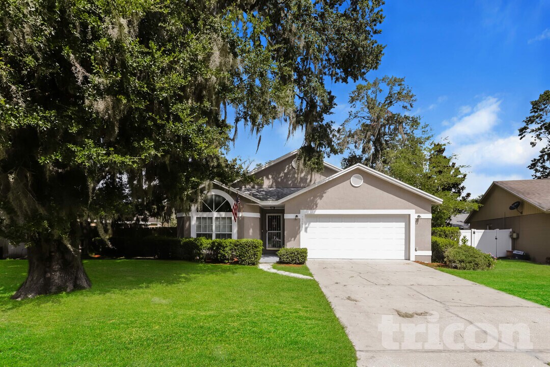 3910 Creek Woods Dr in Plant City, FL - Building Photo