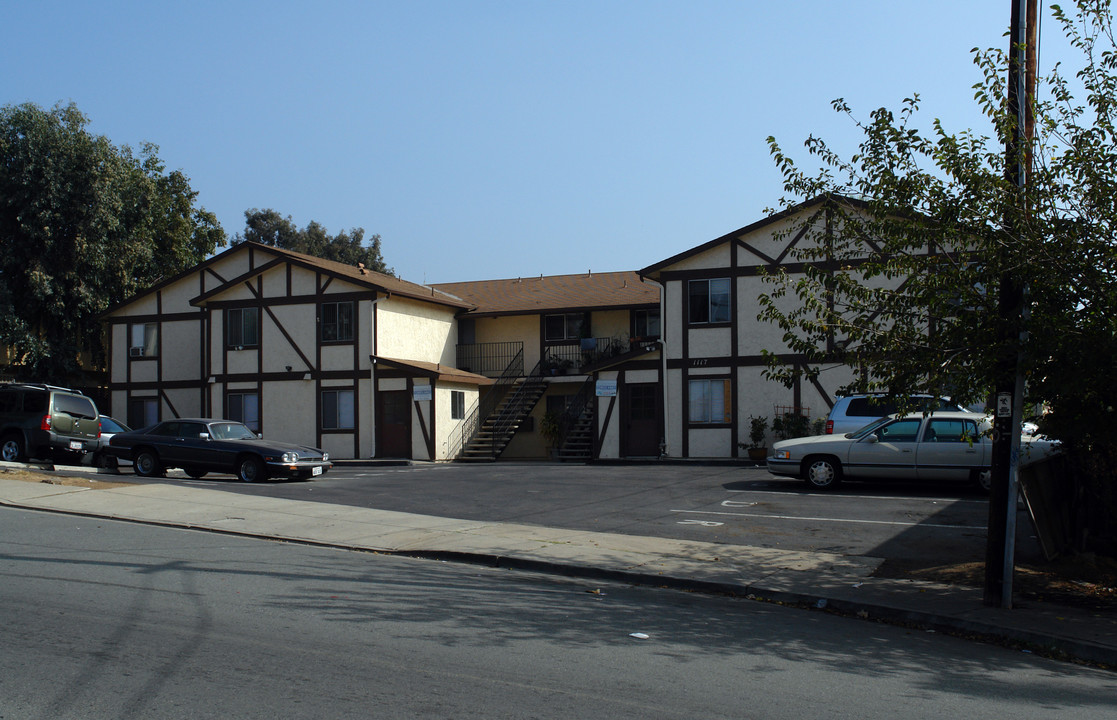 1117 Helix St in Spring Valley, CA - Foto de edificio